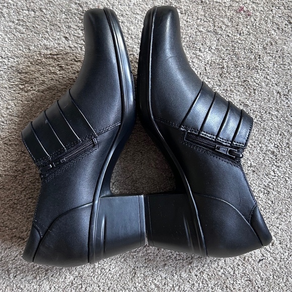 🍂Ultimate Comfort By Clark’s Zip Side Bootie Heel - Picture 7 of 12